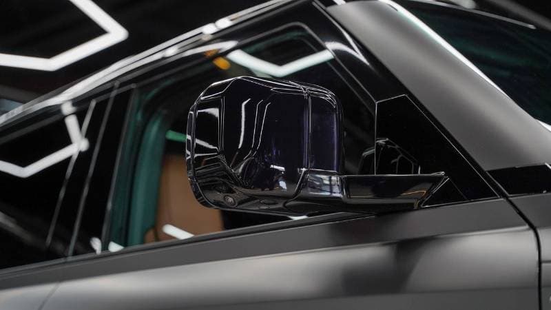 2025 Land Rover Defender octa thumbnail 4