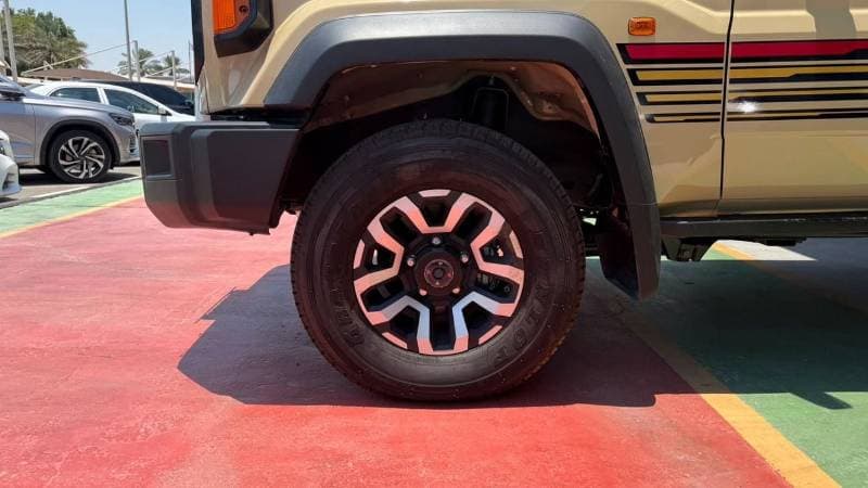 2025 Toyota Land Cruiser Pickup 70 thumbnail 6