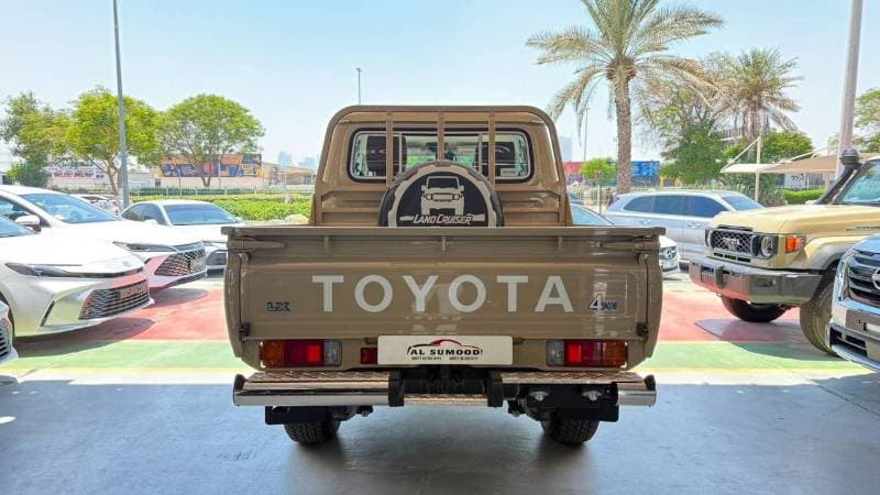 2025 Toyota Land Cruiser Pickup 70 thumbnail 5