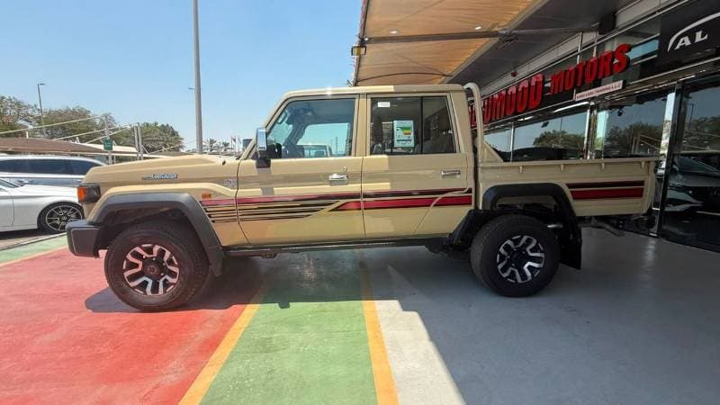 2025 Toyota Land Cruiser Pickup 70 thumbnail 4