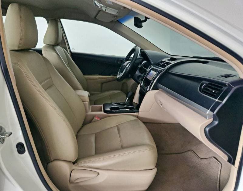 2014 Toyota Camry SE thumbnail 8
