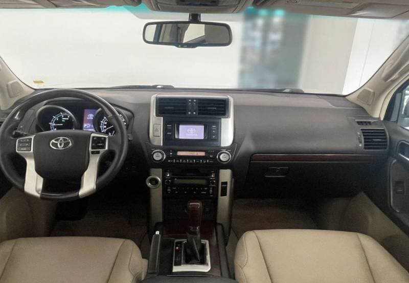 2010 Toyota Land Cruiser GXR thumbnail 8