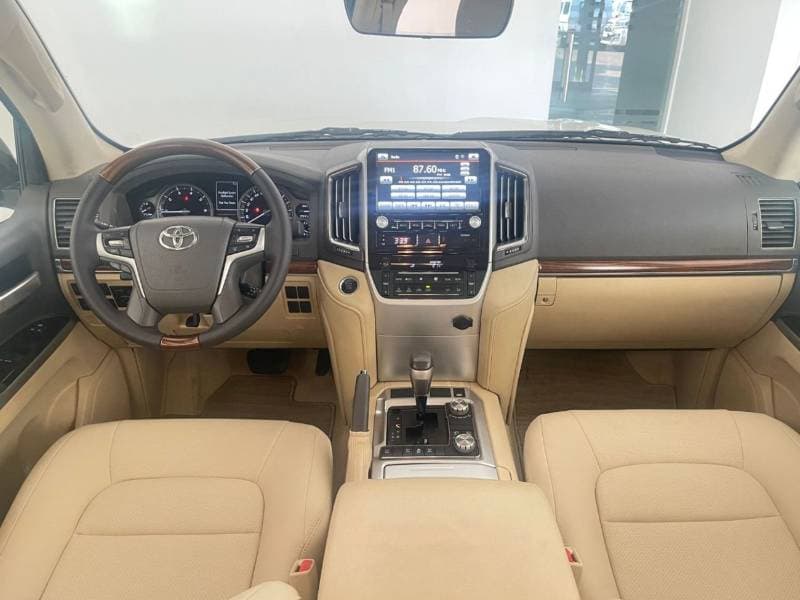2017 Toyota Land Cruiser GXR thumbnail 8