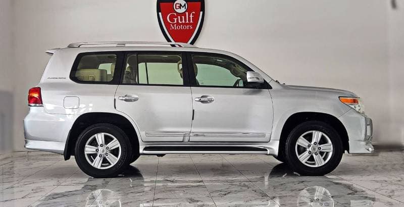 2013 Toyota Land Cruiser GXR thumbnail 3