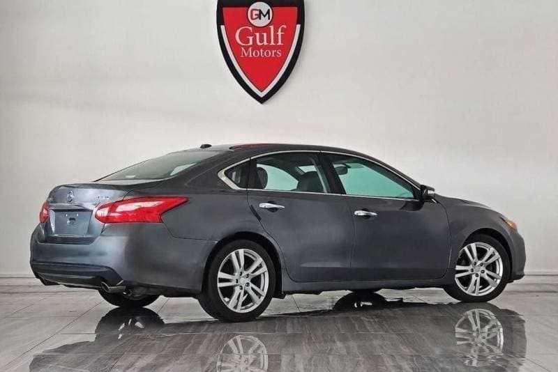2017 Nissan Altima SL thumbnail 4