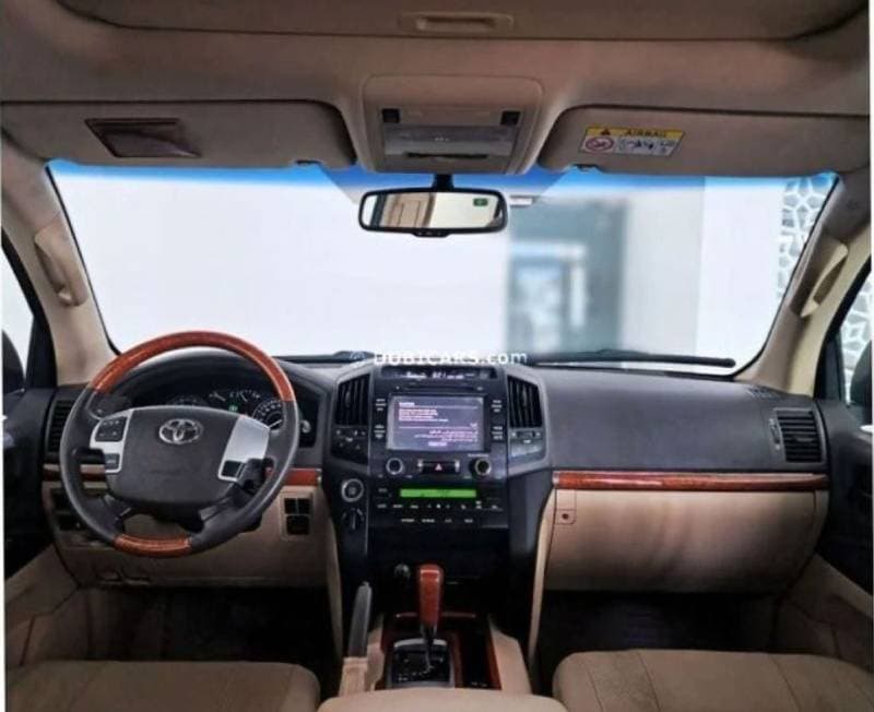 2013 Toyota Land Cruiser GXR thumbnail 6
