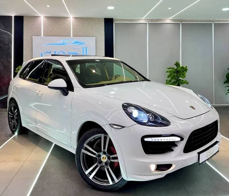2014 Porsche Cayenne GTS thumbnail 3
