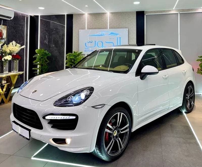 2014 Porsche Cayenne GTS thumbnail 5