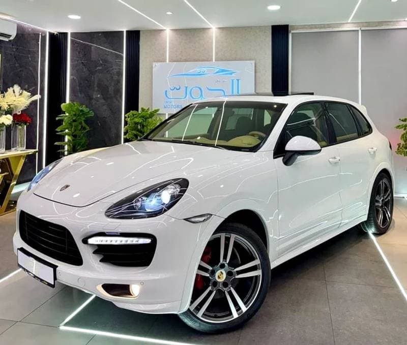 2014 Porsche Cayenne GTS thumbnail 8