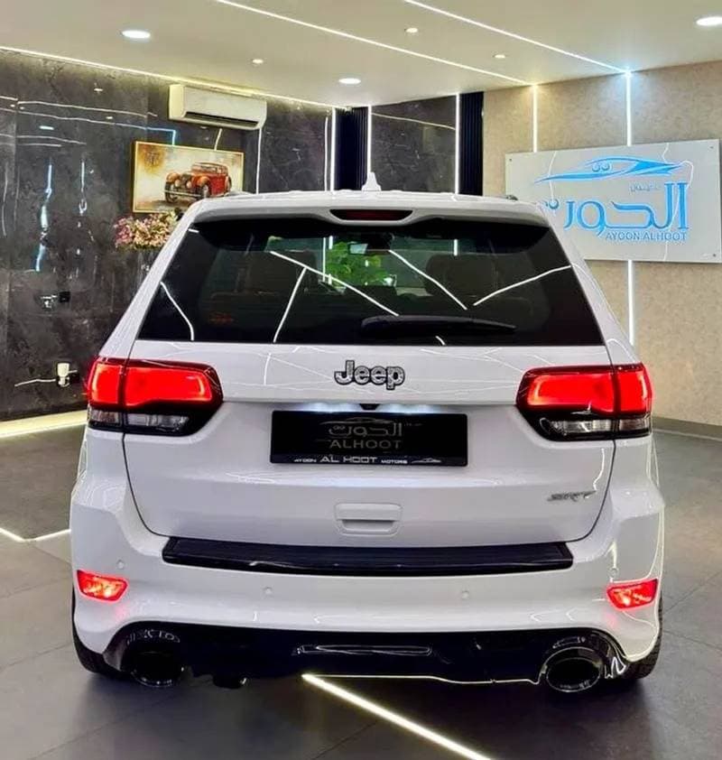 2016 Jeep Grand Cherokee SRT thumbnail 8