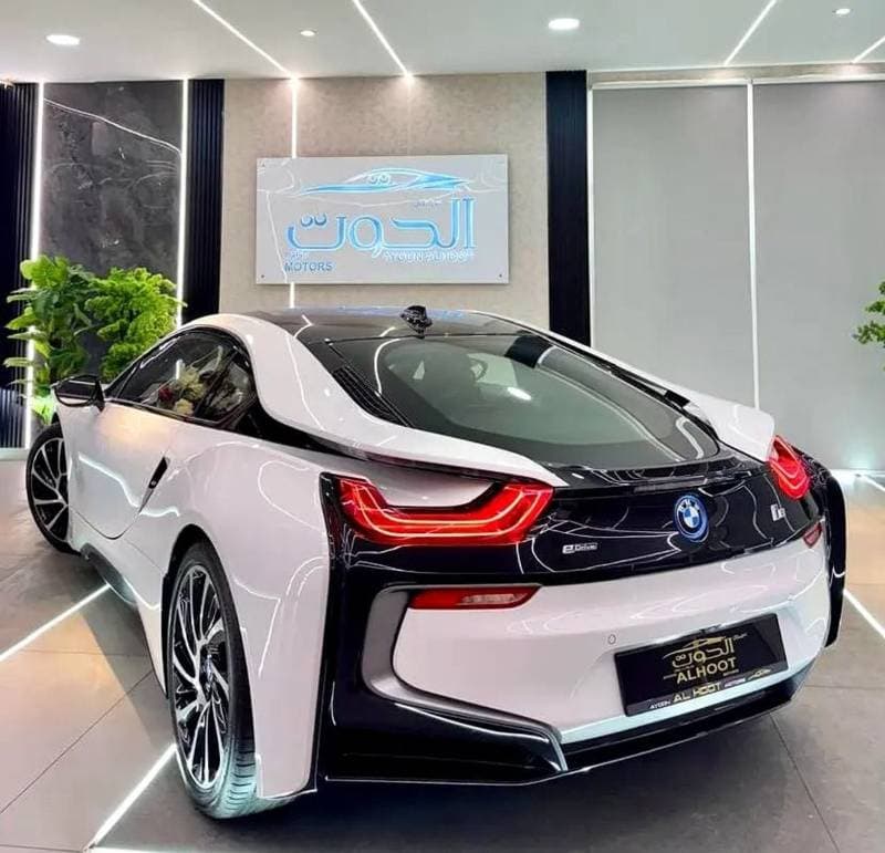 2015 BMW i8 STANDARD thumbnail 2