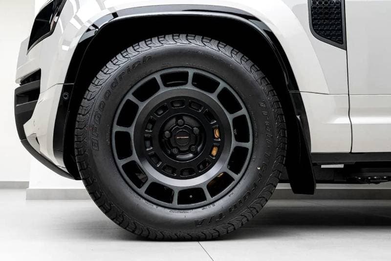2026 Land Rover Defender thumbnail 6
