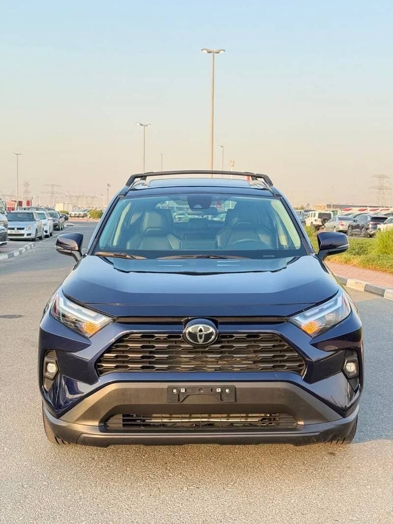 2025 Toyota RAV4 XLE thumbnail 2