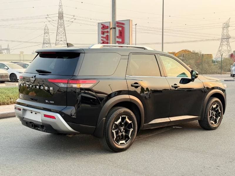 2023 Nissan Pathfinder SL thumbnail 3