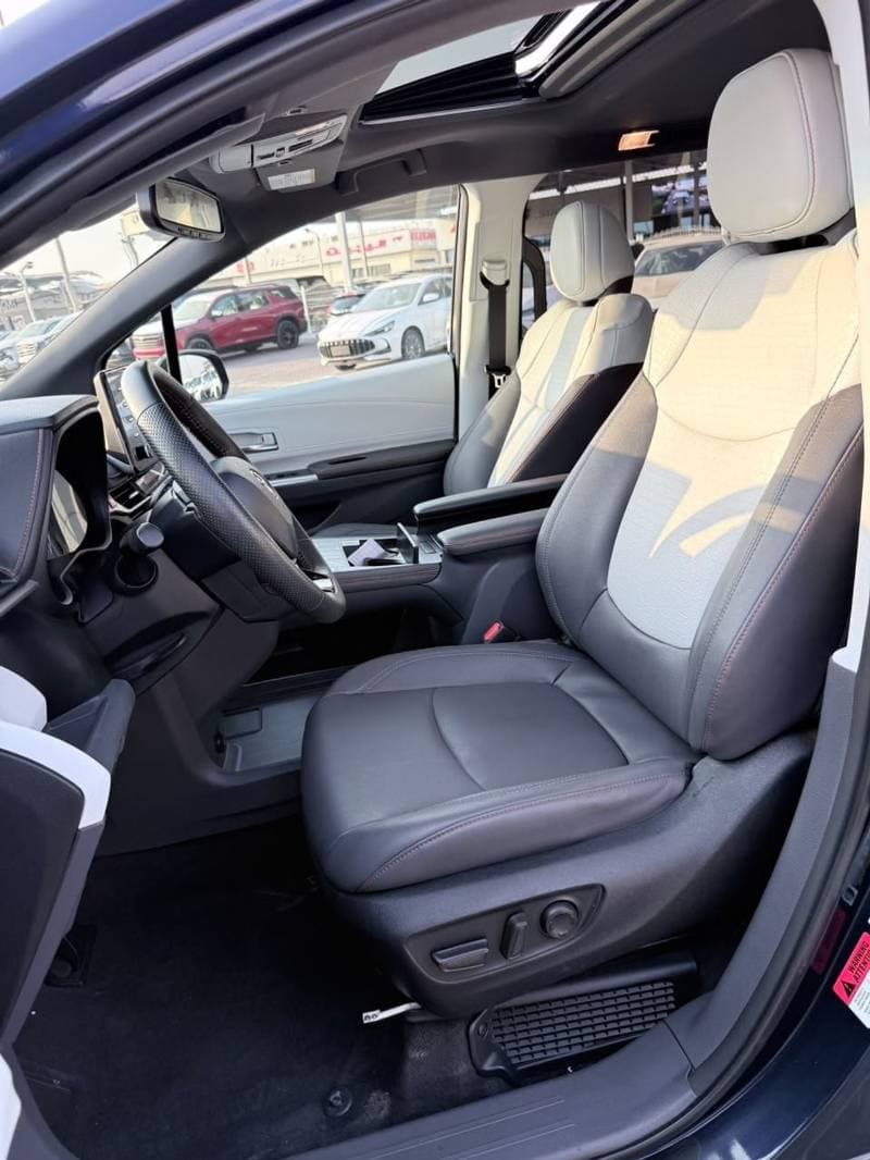 2023 Toyota Sienna XLE thumbnail 6