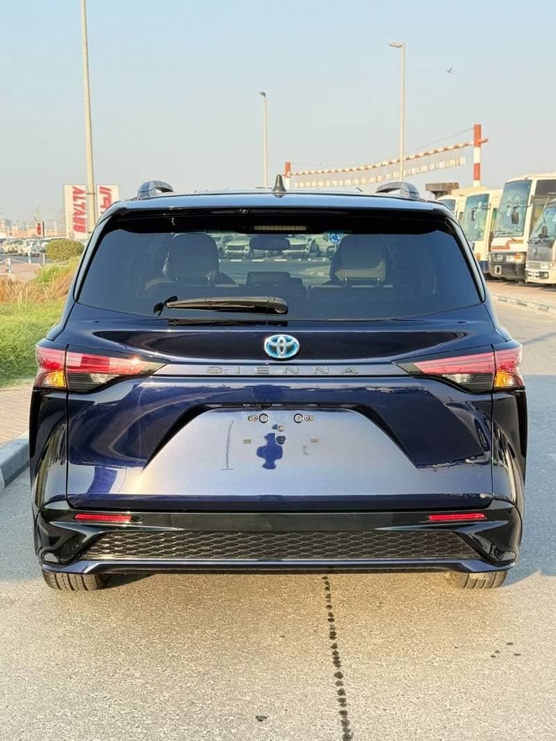 2023 Toyota Sienna XLE thumbnail 4