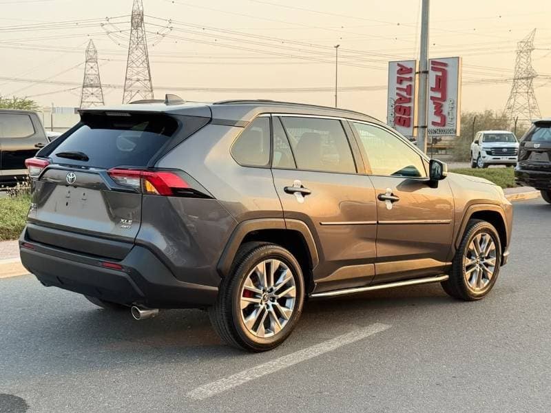 2023 Toyota RAV4 XLE thumbnail 3