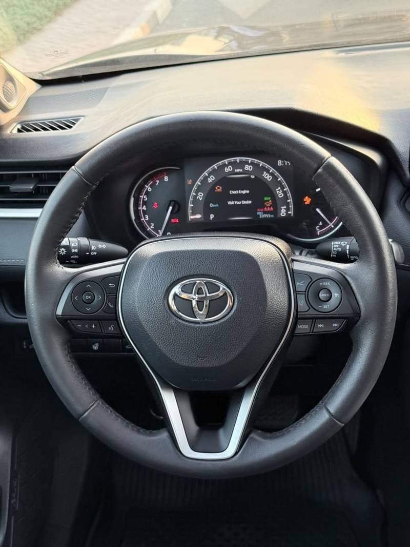 2023 Toyota RAV4 XLE thumbnail 6