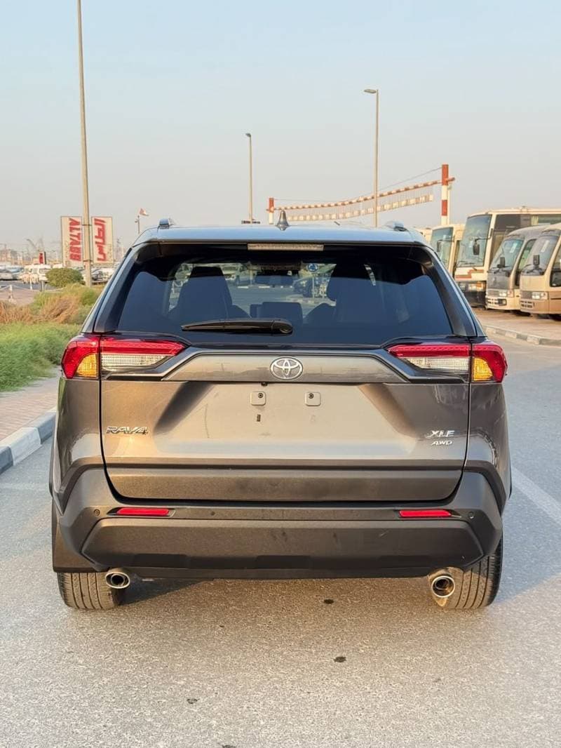 2023 Toyota RAV4 XLE thumbnail 4