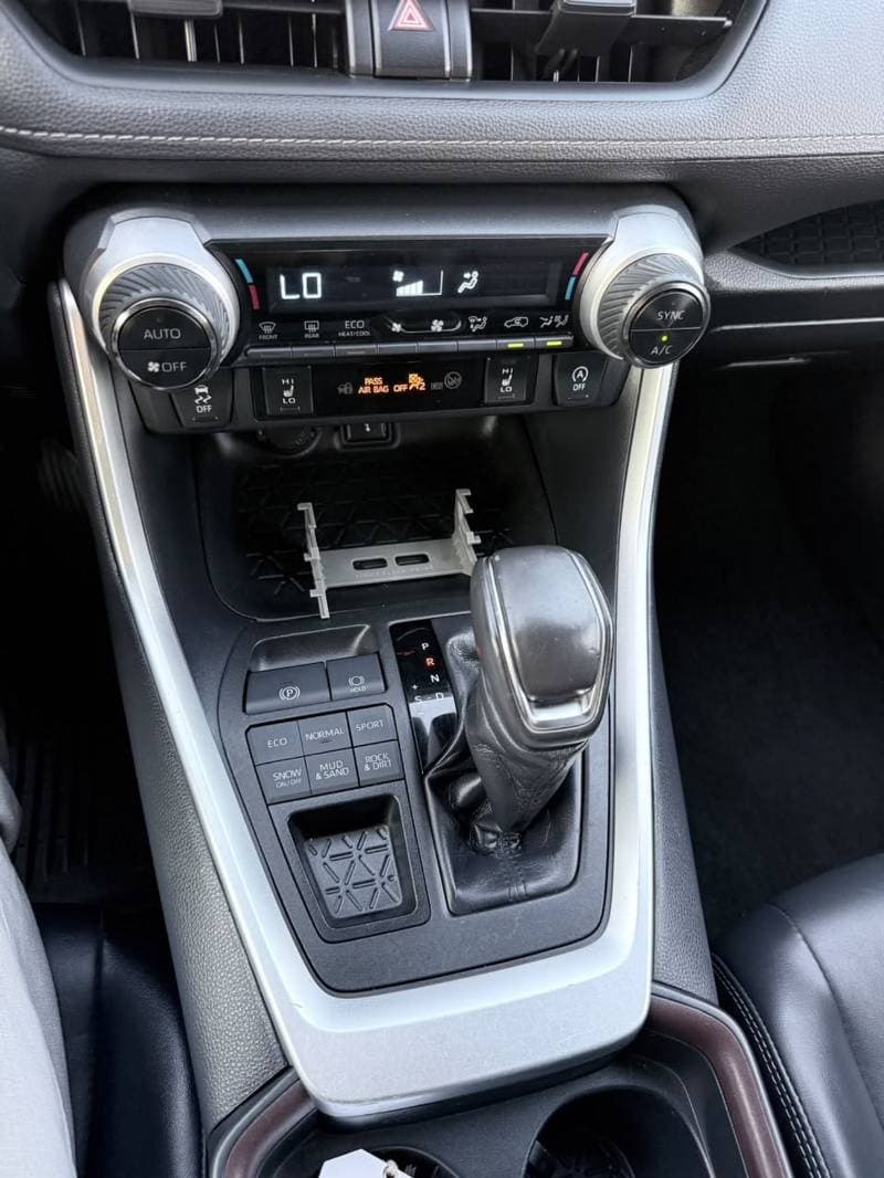 2023 Toyota RAV4 XLE thumbnail 8