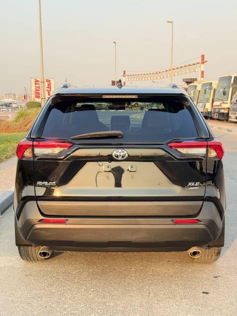 2023 Toyota RAV4 XLE thumbnail 4