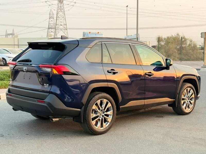 2020 Toyota RAV4 XLE thumbnail 4