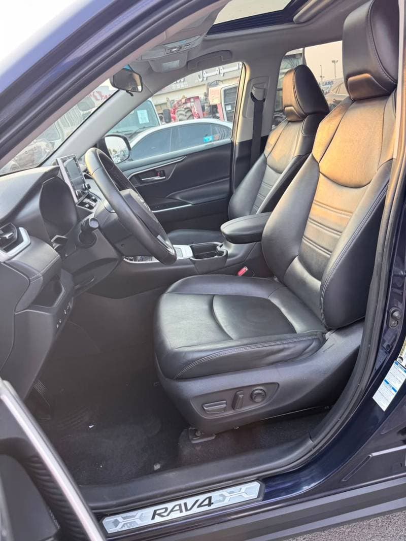 2020 Toyota RAV4 XLE thumbnail 6