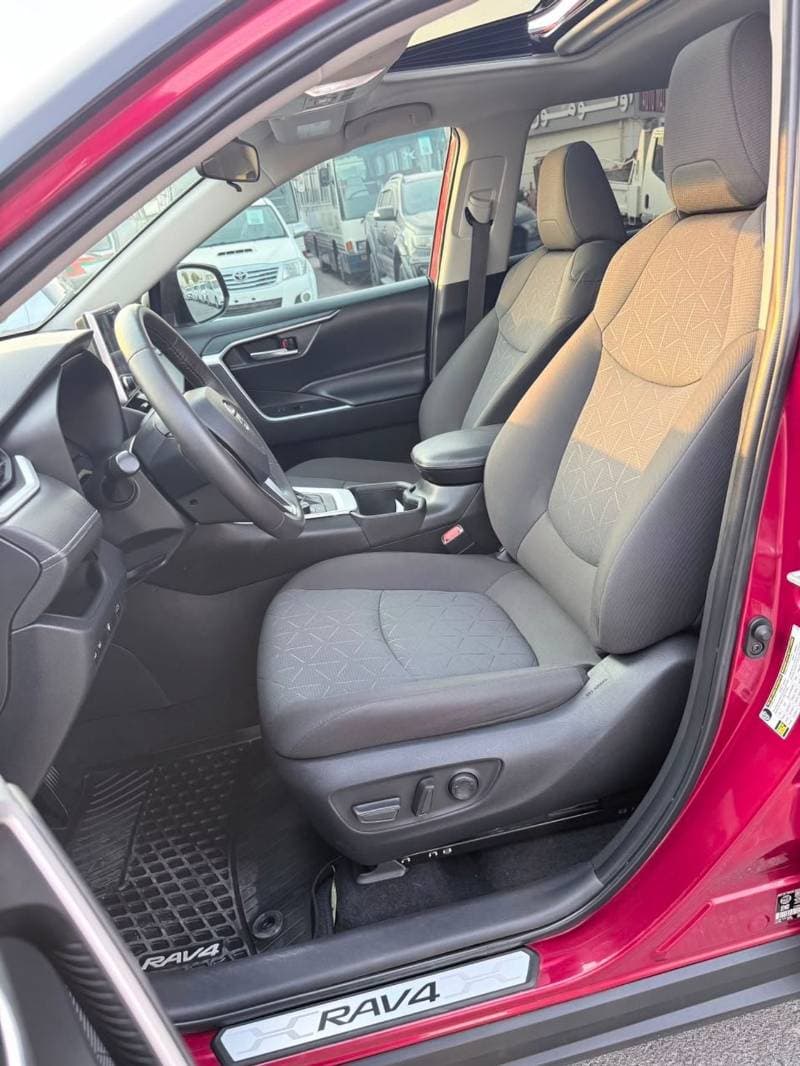 2023 Toyota RAV4 XLE HEV thumbnail 6