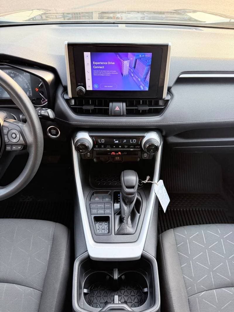 2023 Toyota RAV4 XLE thumbnail 8