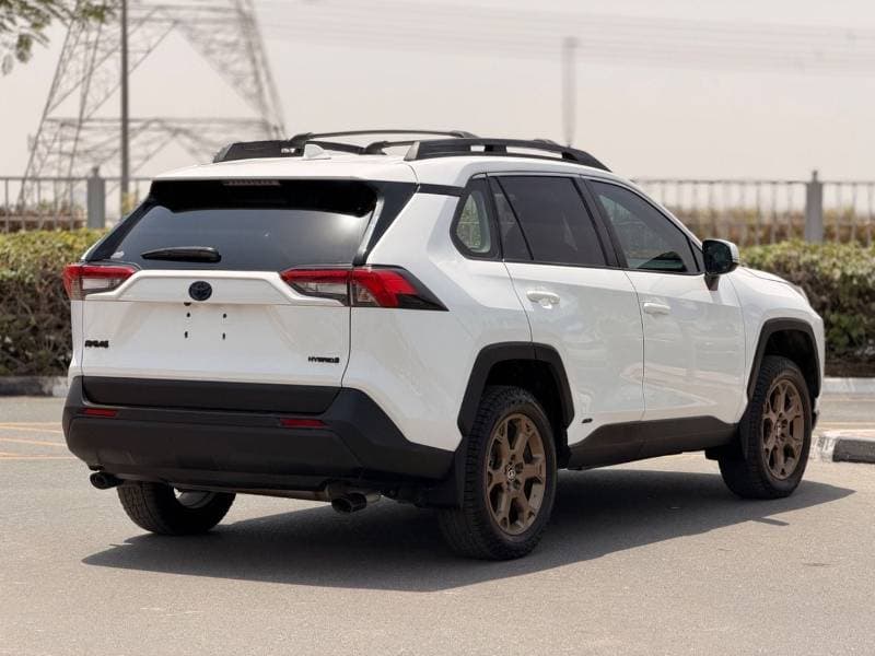 2023 Toyota RAV4 XLE HEV thumbnail 4