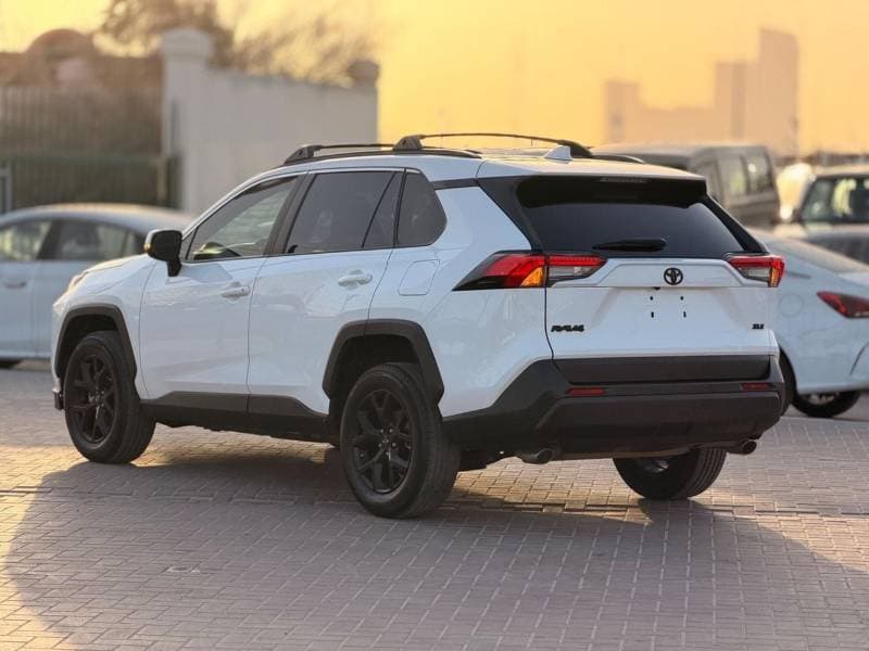 2023 Toyota RAV4 XLE thumbnail 3