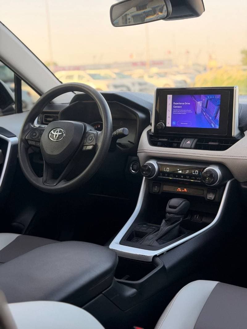 2023 Toyota RAV4 XLE thumbnail 7