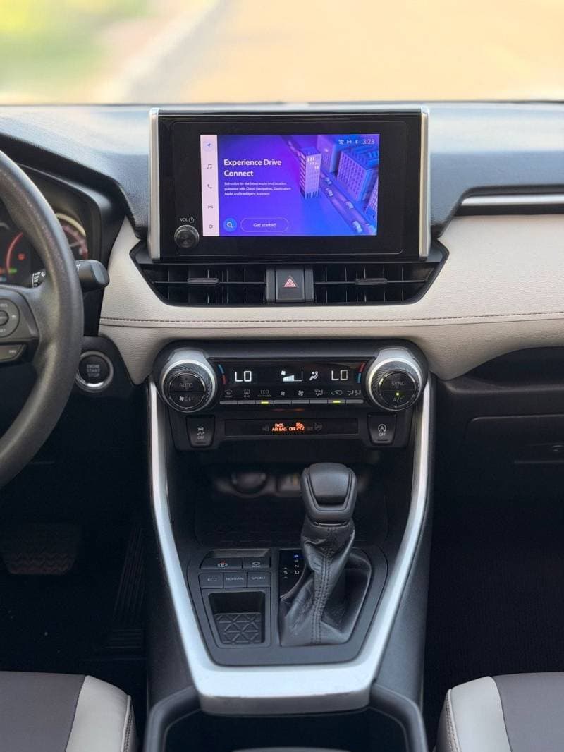 2023 Toyota RAV4 XLE thumbnail 8
