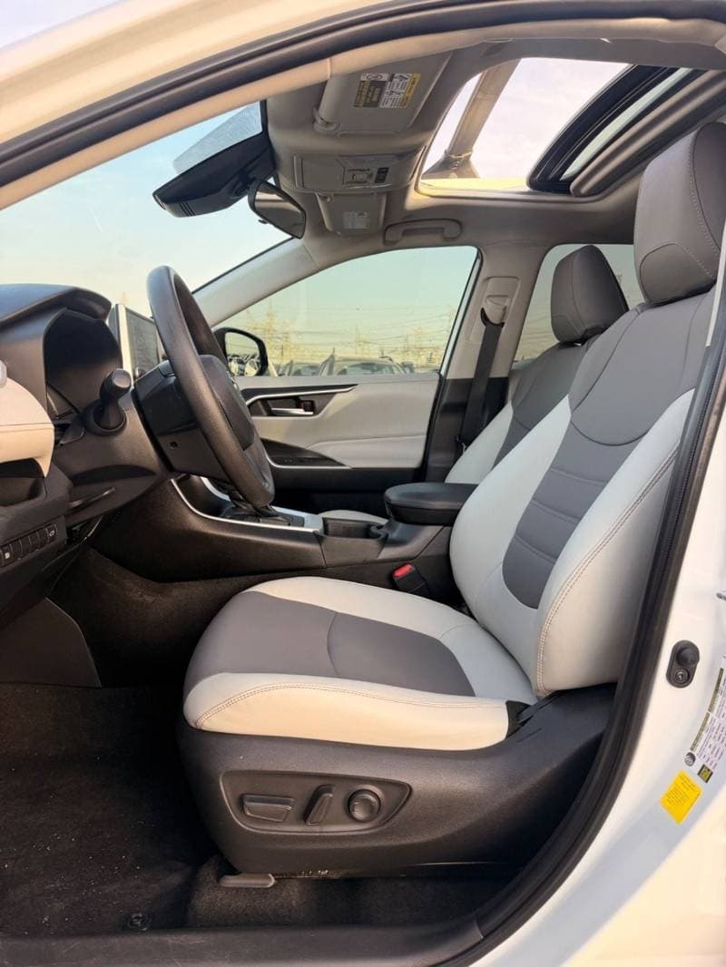 2023 Toyota RAV4 XLE thumbnail 6