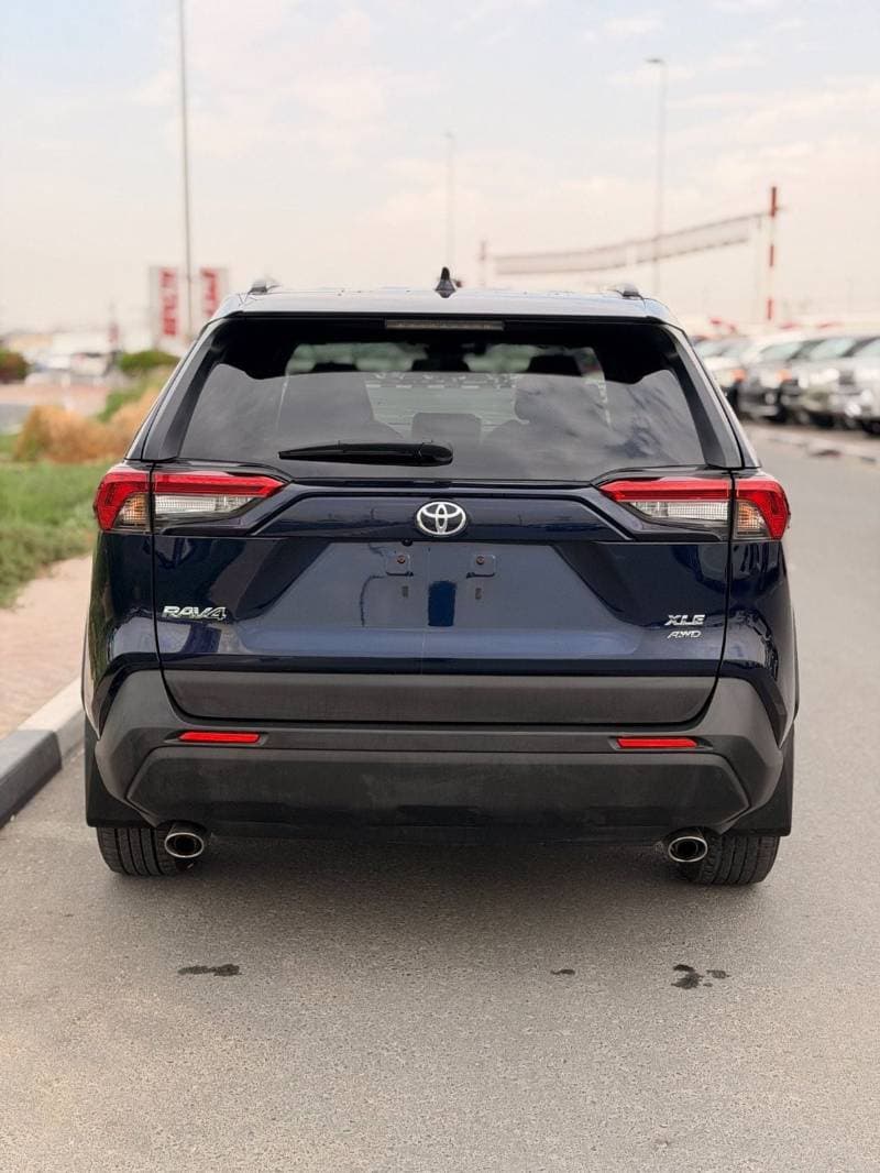 2023 Toyota RAV4 XLE thumbnail 4