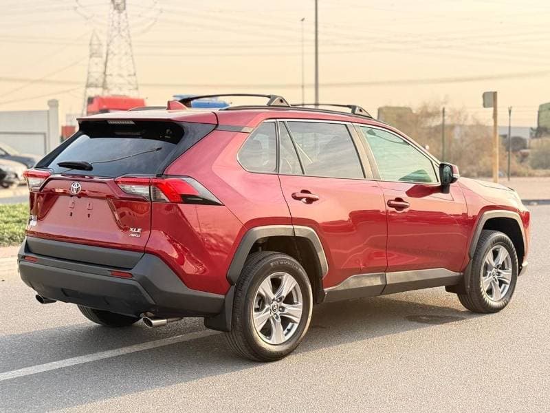 2023 Toyota RAV4 XLE thumbnail 3