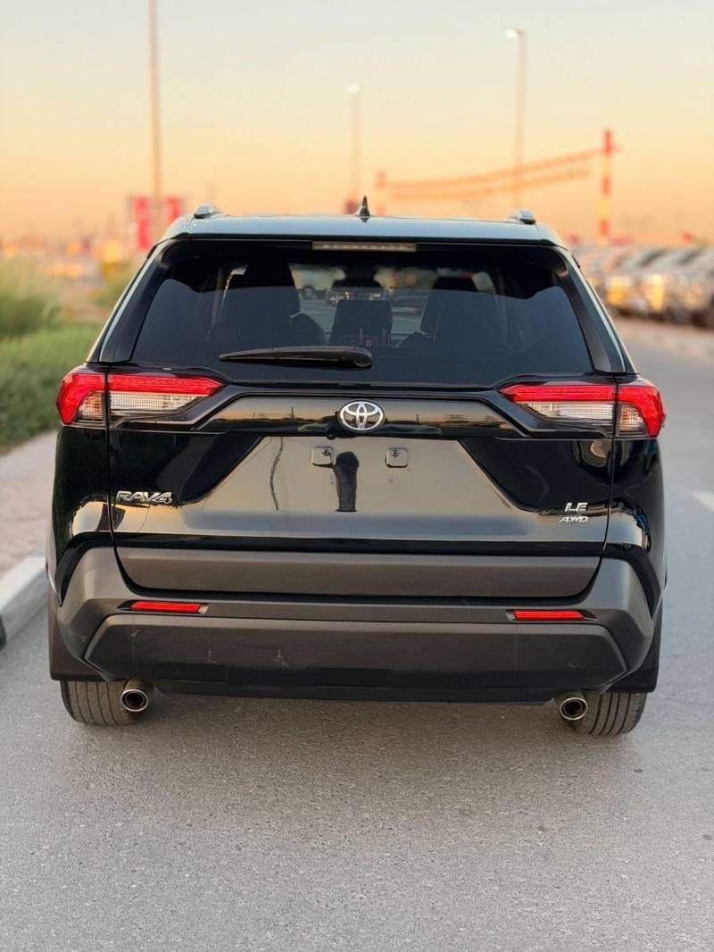 2021 Toyota RAV4 LE thumbnail 4