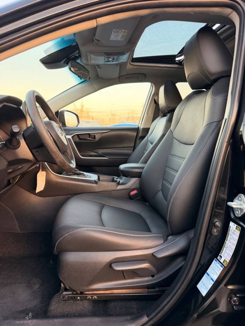 2021 Toyota RAV4 LE thumbnail 5