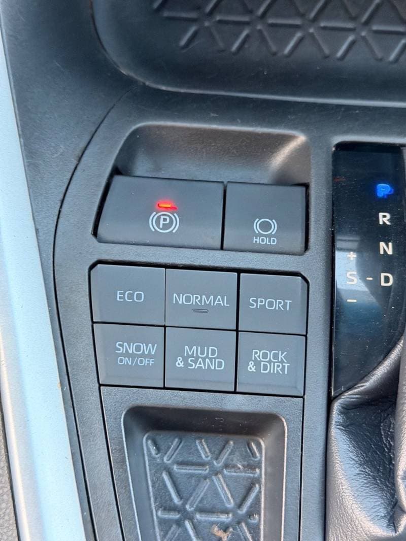 2021 Toyota RAV4 LE thumbnail 8