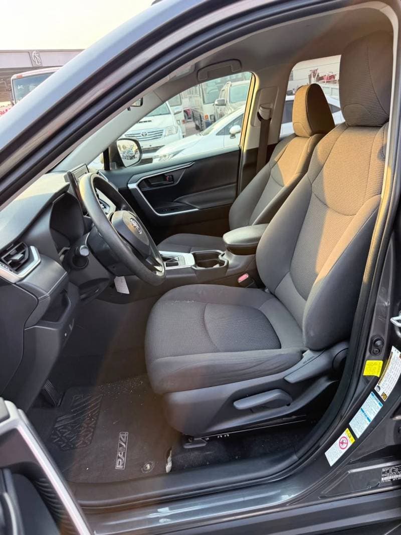 2019 Toyota RAV4 LE thumbnail 6