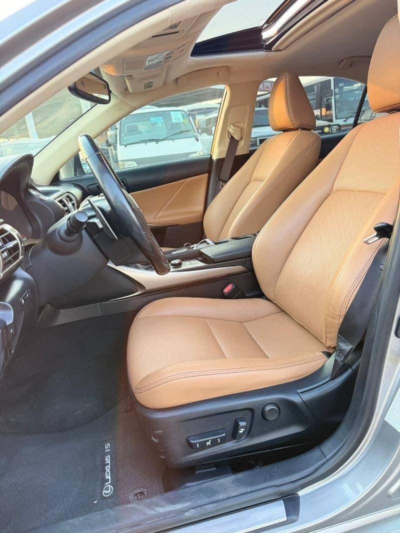 2016 Lexus IS300 AWD thumbnail 4
