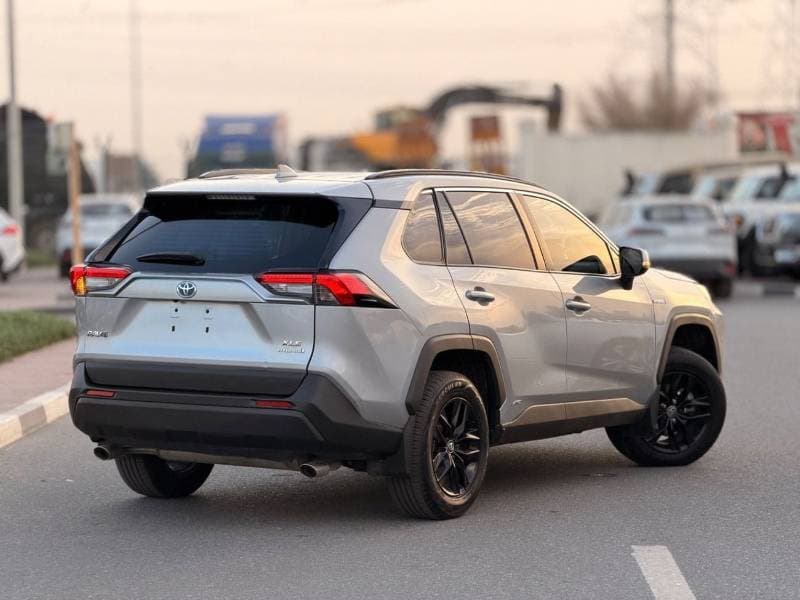 2022 Toyota RAV4 XLE HEV thumbnail 3