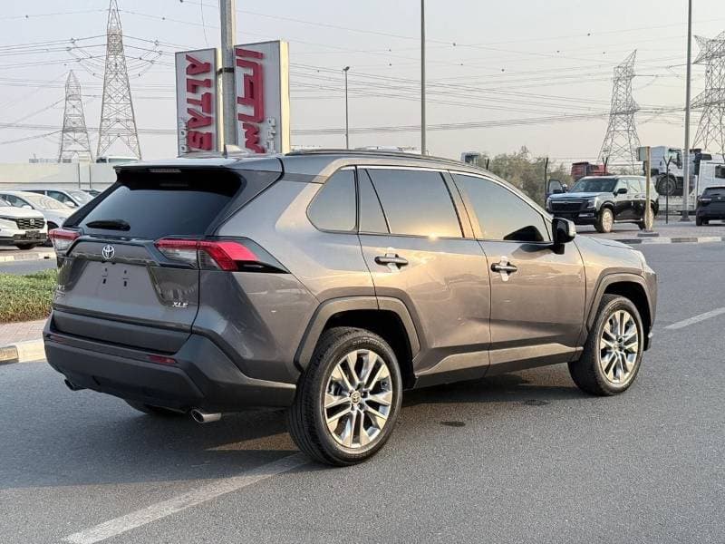 2023 Toyota RAV4 XLE thumbnail 4