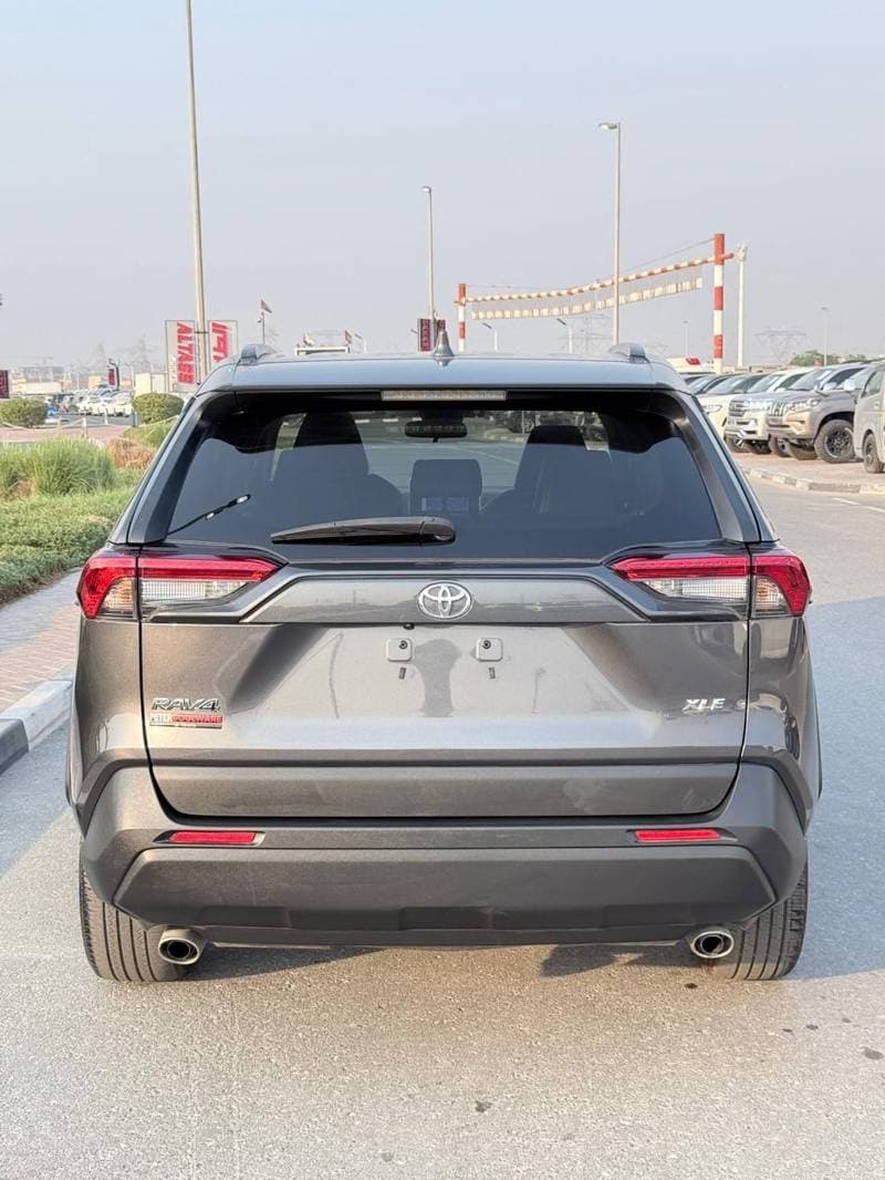 2023 Toyota RAV4 XLE thumbnail 3