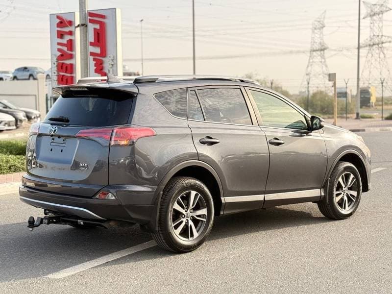 2018 Toyota RAV4 thumbnail 3