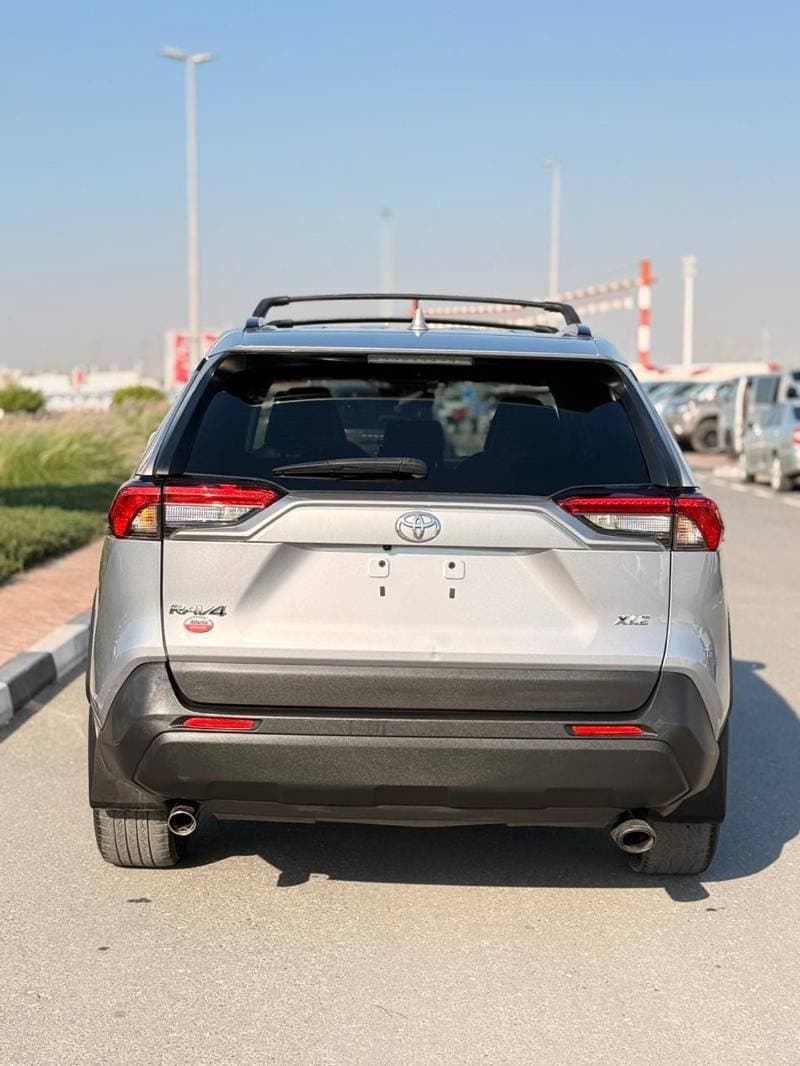 2022 Toyota RAV4 XLE thumbnail 4