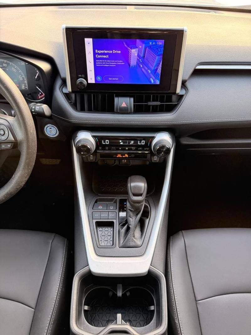 2023 Toyota RAV4 XLE thumbnail 7