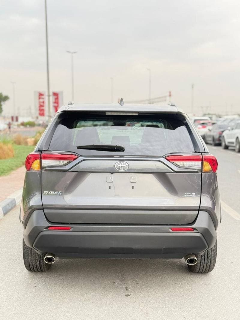 2024 Toyota RAV4 XLE thumbnail 4