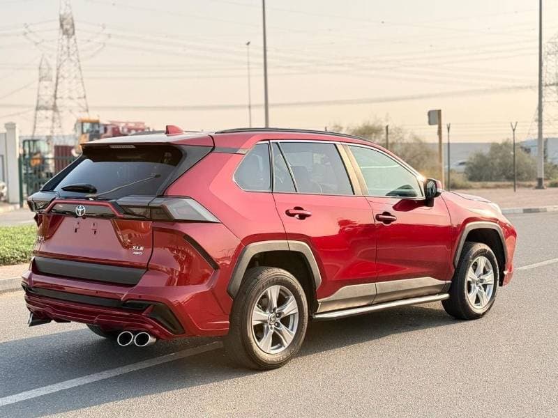 2025 Toyota RAV4 XLE thumbnail 4