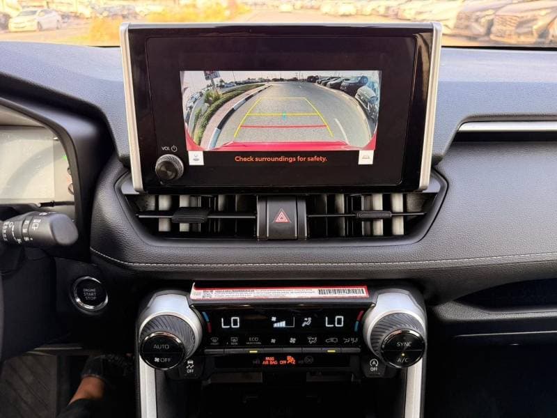 2025 Toyota RAV4 XLE thumbnail 8